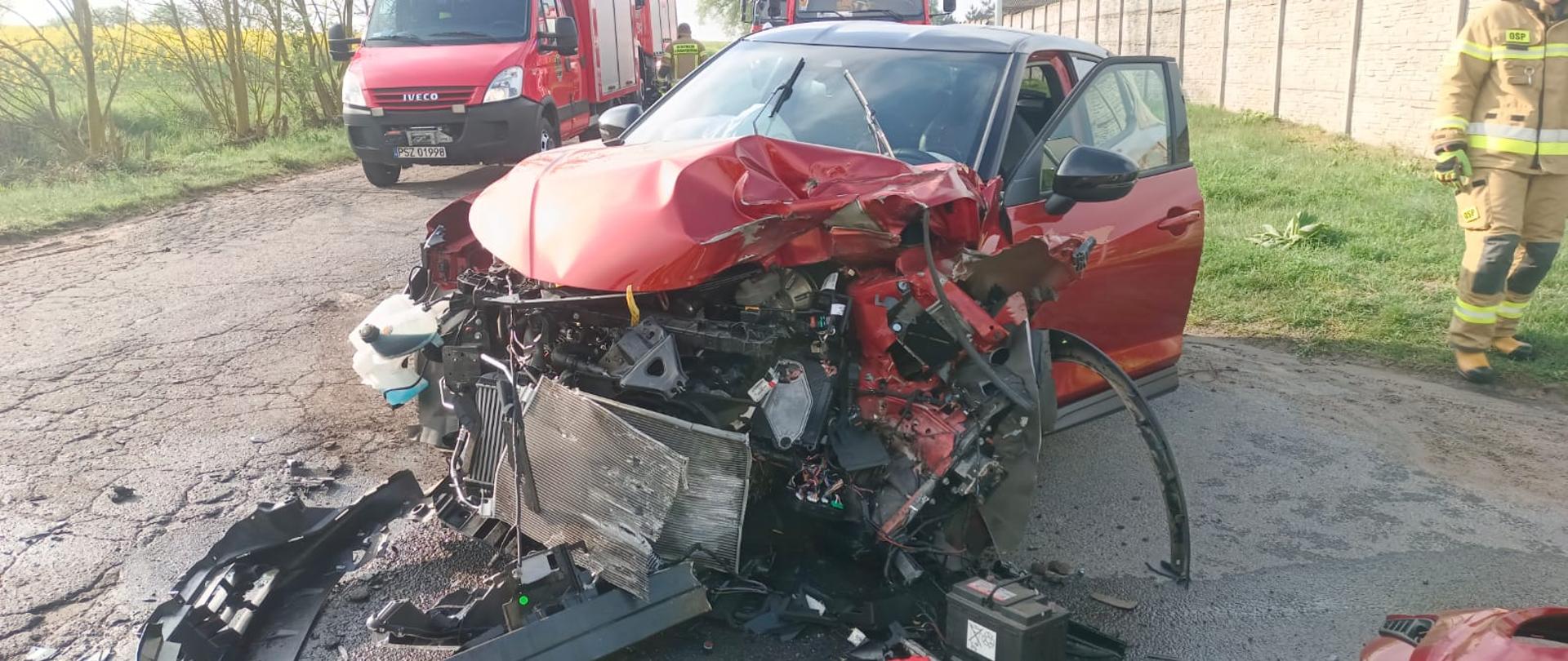 Mocno uszkodzony samochód osobowy na drodze