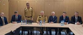Narada roczna w Komendzie Powiatowej PSP w Kolnie - przemówienie mł. bryg. Łukasza Chankowskiego na tle zaproszonych gości 