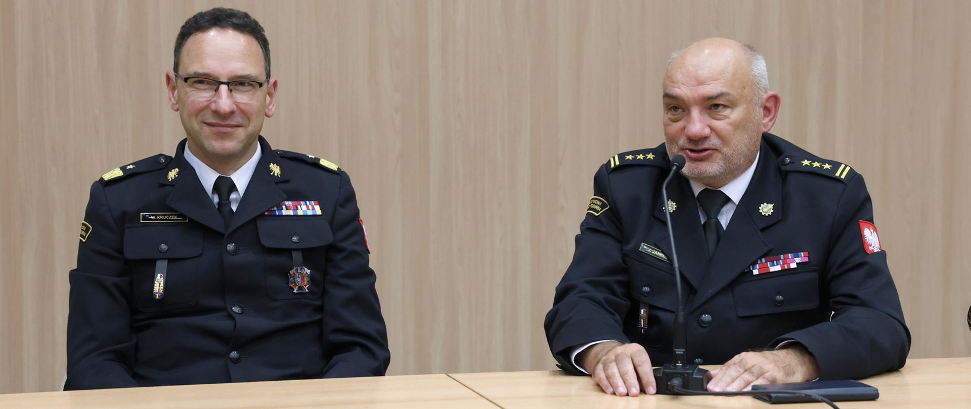 Siedzący za stołem prezydialnym od lewej Komendant Główny PSP oraz Komendant Centralnej Szkoły PSP. Obaj w umundurowaniu galowym