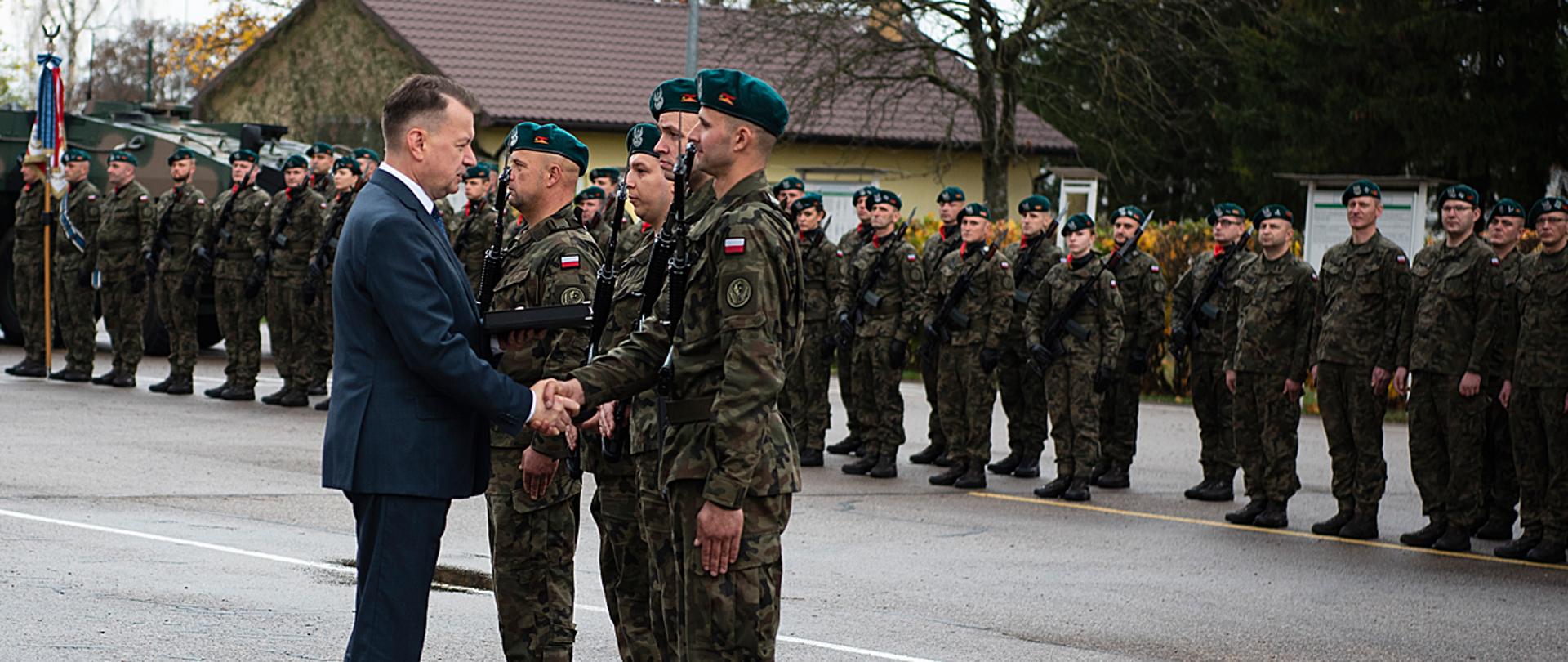 Przysięga dobrowolnej zasadniczej służby wojskowej w Suwałkach. W uroczystości udział wziął wicepremier Mariusz Błaszczak. 