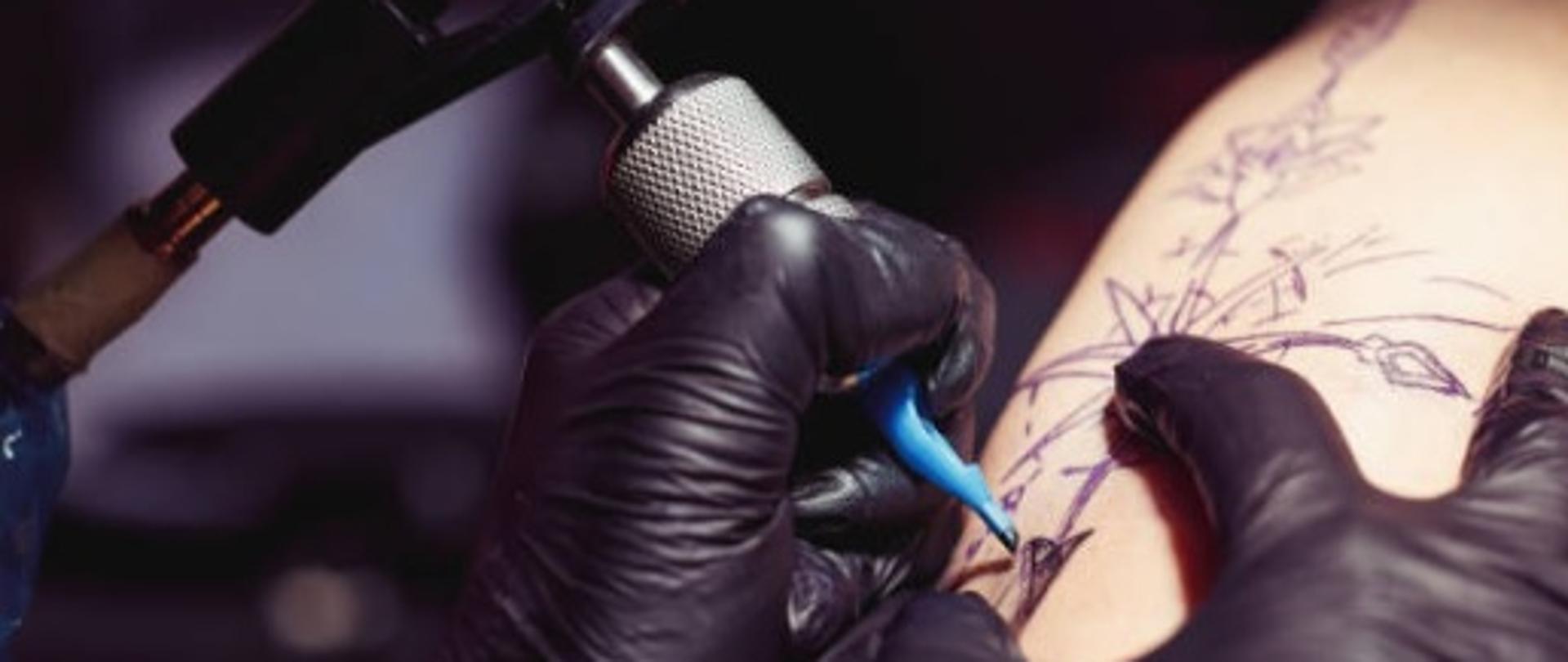 Proces tatuowania przedramienia