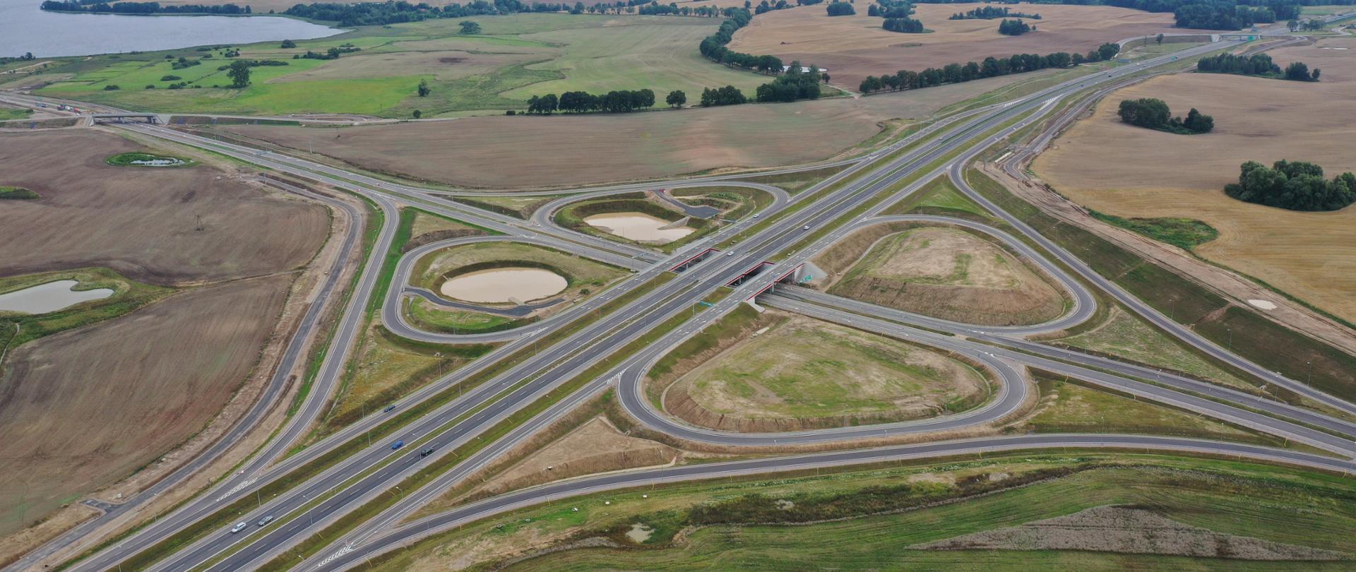 Węzeł drogowy typu "koniczyna" widziany z góry.