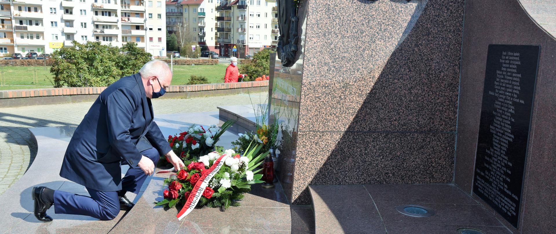 Wojewoda Władysław Dajczak składa kwiaty pod pomnikiem, który upamiętnia wizytę Papieża w Gorzowie Wielkopolskim. 