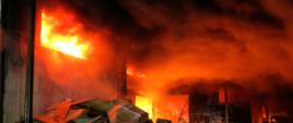 Pożar hal magazynowych w Zielonej Górze - płomienie na zewnątrz