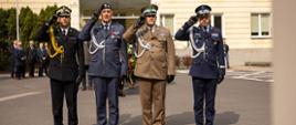 Na zdjęciu przedstawiciele służb mundurowych podległych MSWiA oddają honor przed pomnikiem.