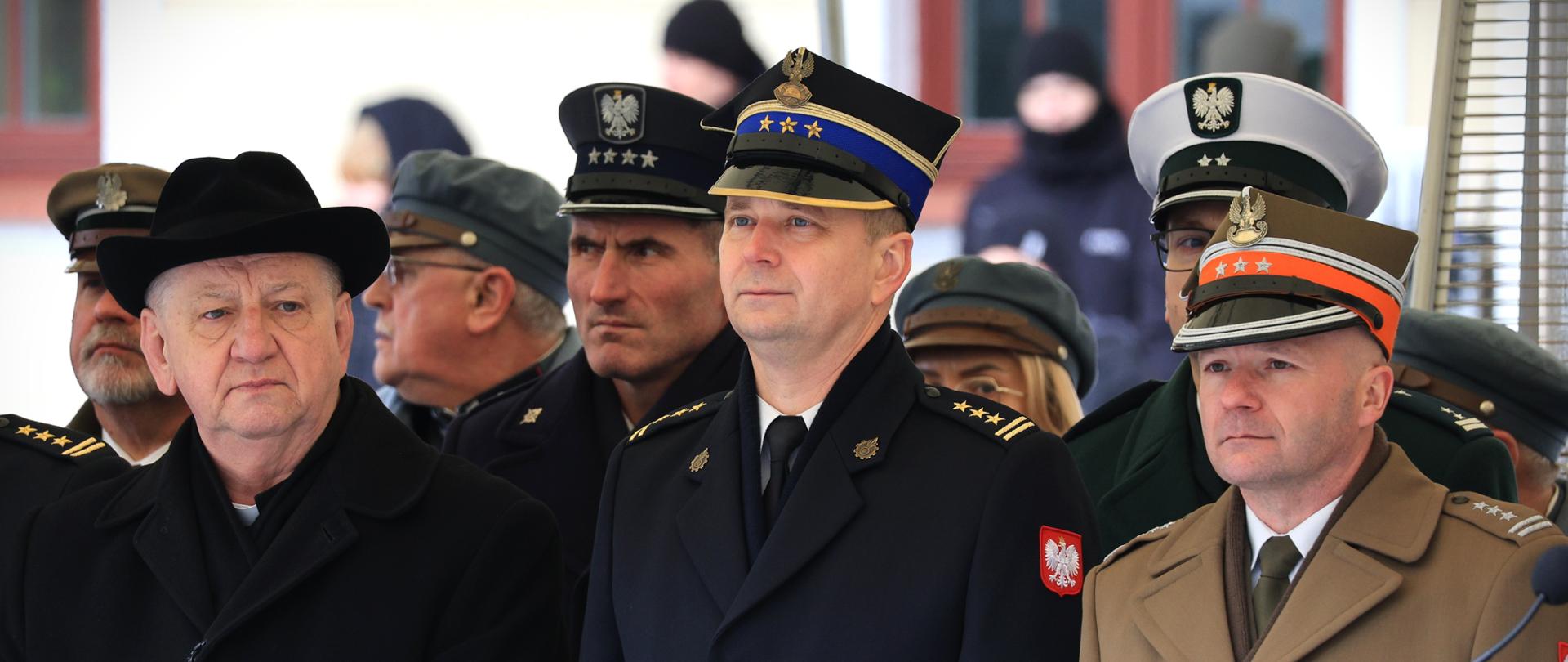 Uroczystość z okazji 107. rocznicy odzyskania niepodległości przez Białystok - Zastępca podlaskiego komendanta wojewódzkiego PSP - st. bryg. Marcin Wierel wziął udział w uroczystościach upamiętniających rocznicę odzyskania niepodległości przez Białystok. W trakcie uroczystości w towarzystwie przedstawicieli służb. 