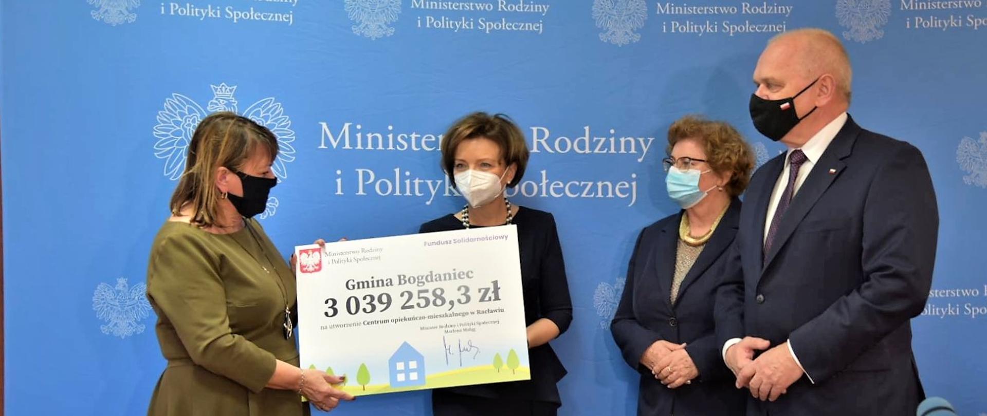 Minister Maląg wręcza promesę wójt Bogdańca 