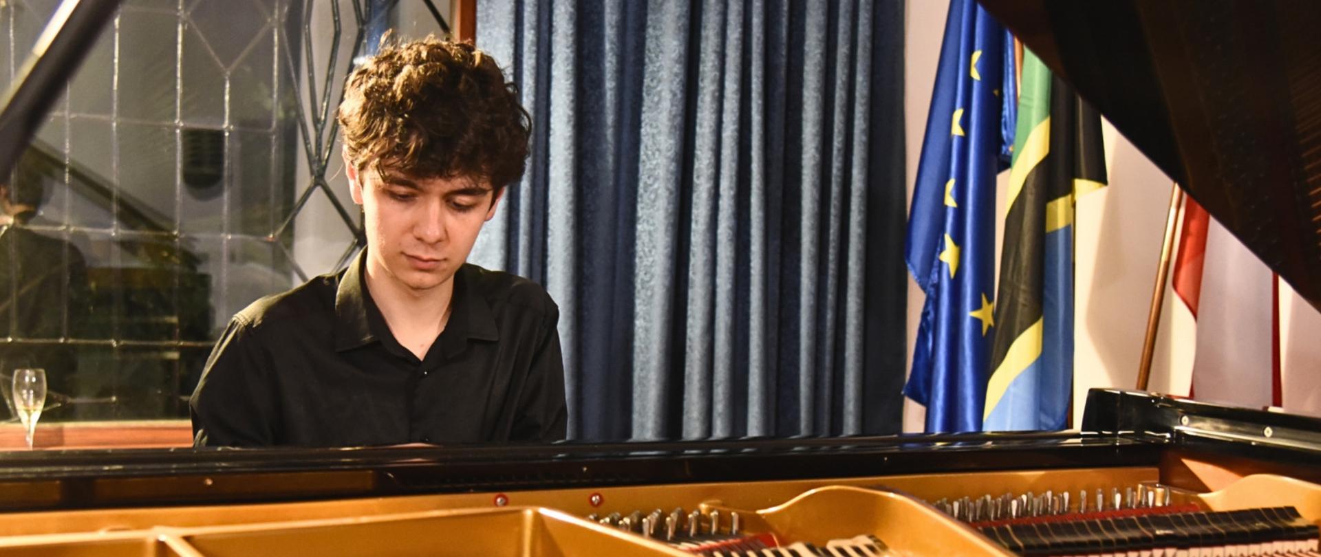 Mateusz Dubiel performance during European Piano Recital