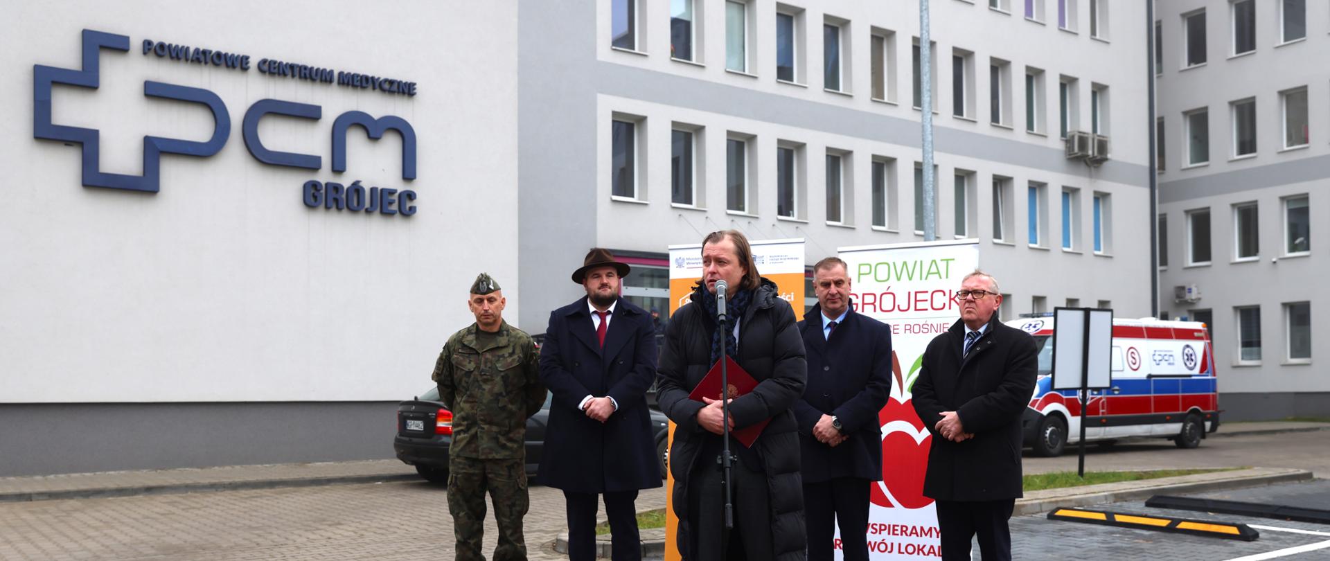 Na zdjęciu widać mężczyzn