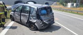 Dzień, autostrada A2. Na pierwszym planie uszkodzony samochód Renault.