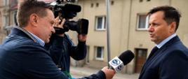 Prezes Wód Polskich podczas briefingu w Głuchołazach.