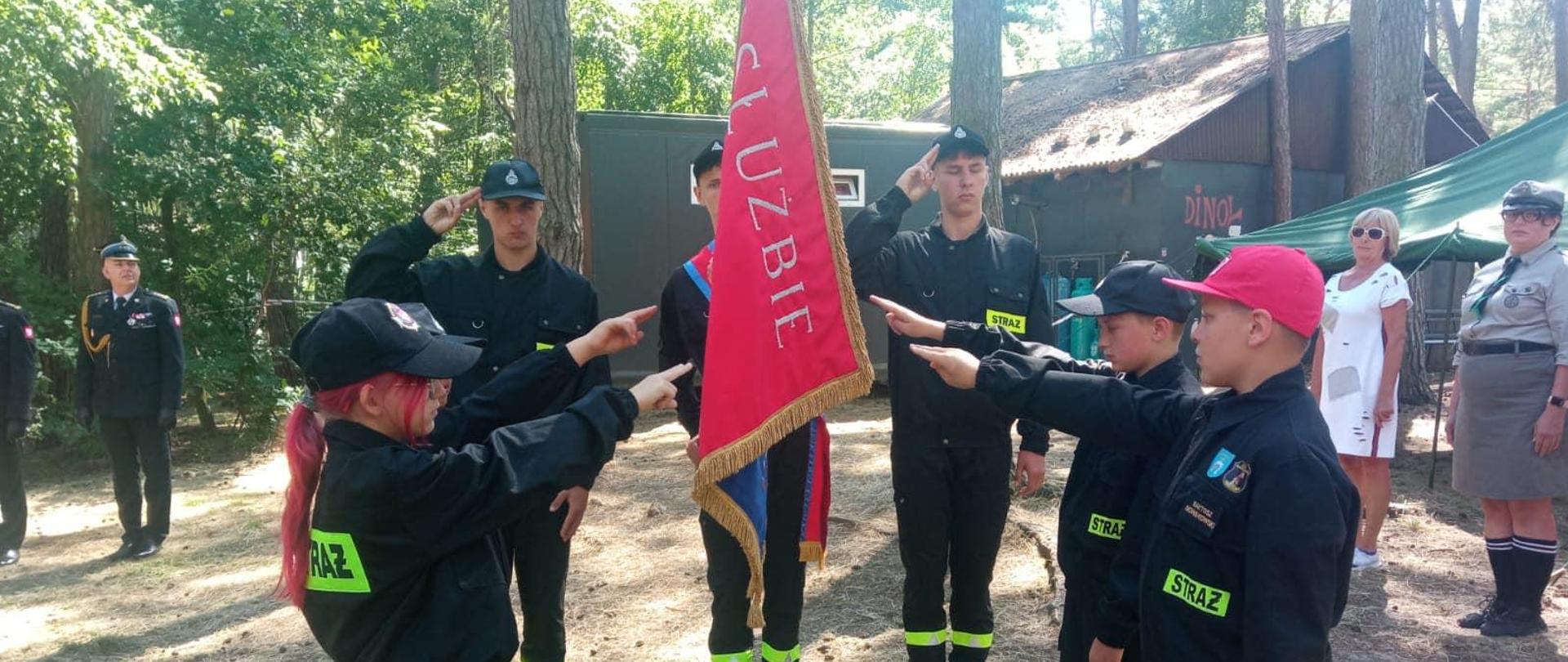 Na zdjęciu członkowie MDP ślubują na sztandar na obozowisku w lesie
