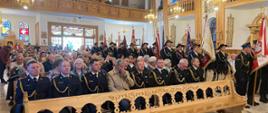 Zdjęcie przedstawia strażaków podczas mszy