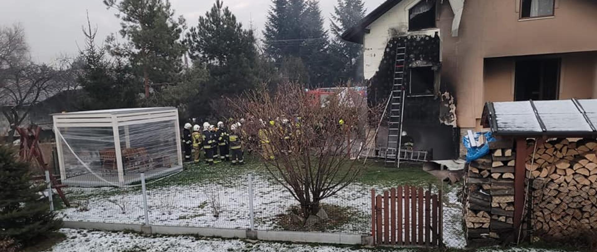 Siedem zastępów straży pożarnej brało wczoraj udział w akcji gaśniczej pożaru budynku mieszkalnego w Kobiernicach.