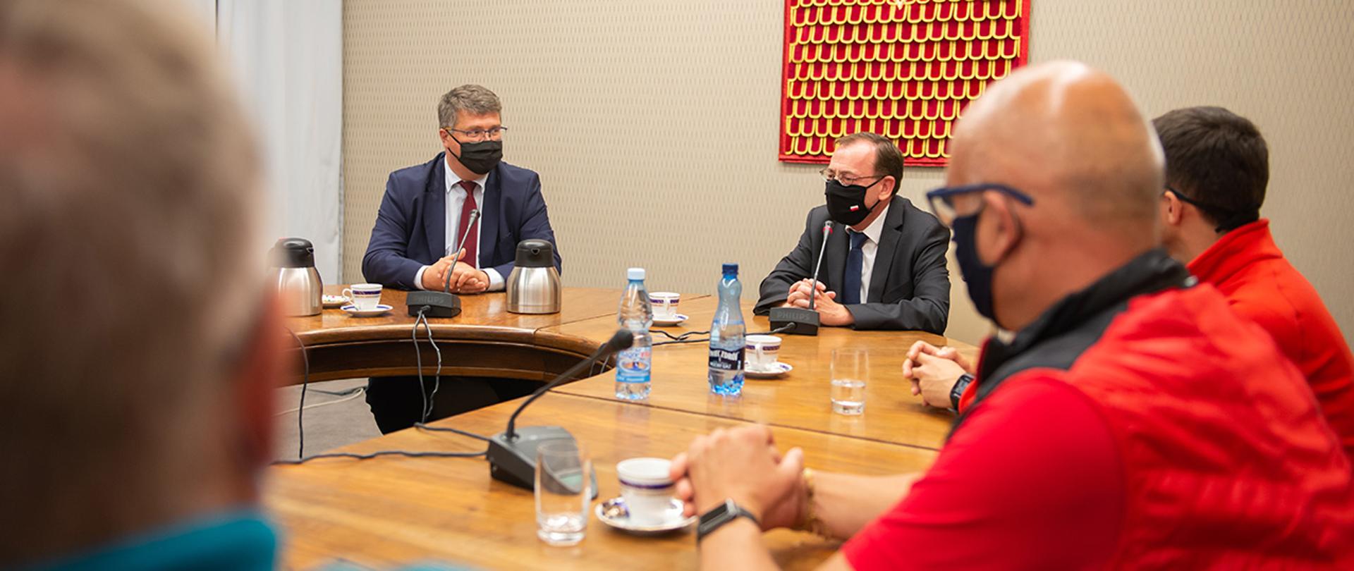 Spotkanie ministra Mariusza Kamińskiego i wiceministra Macieja Wąsika z przedstawicielami GOPR i TOPR