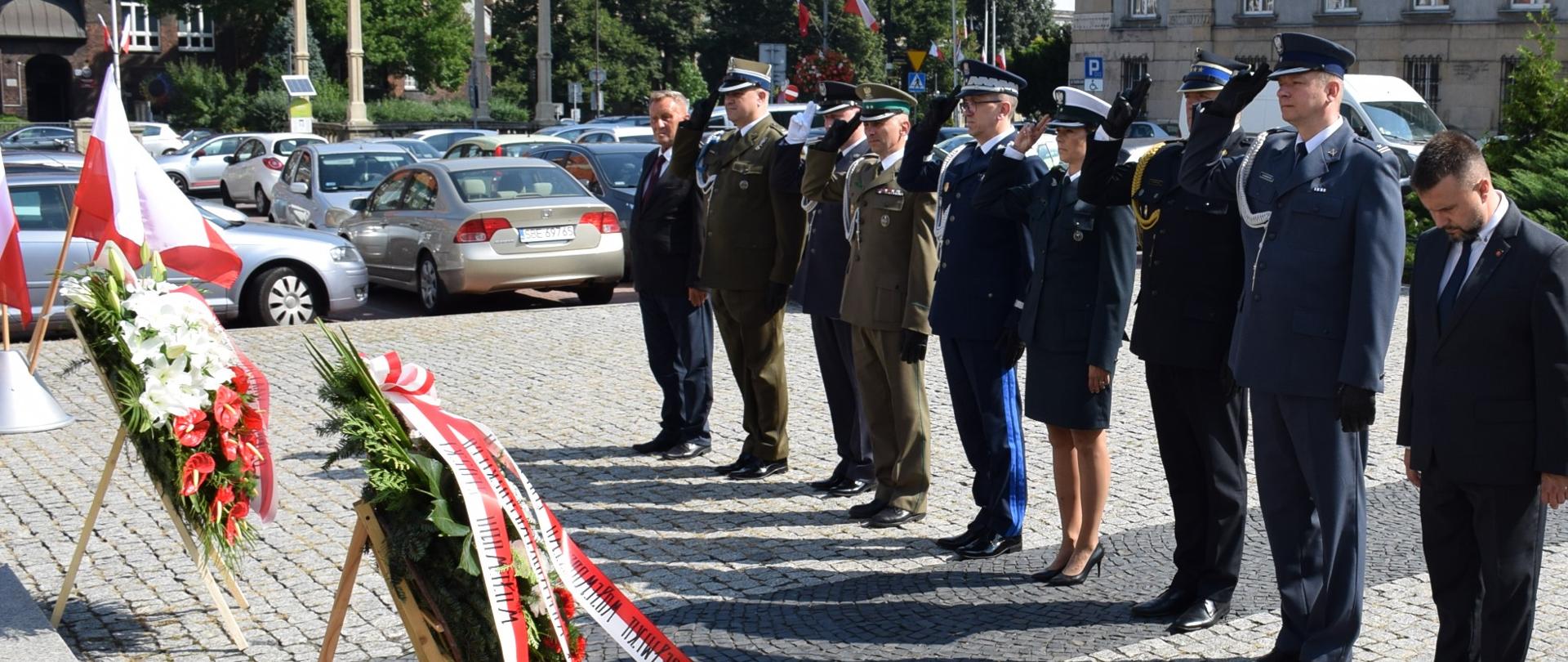 przedstawiciele służb mundurowych podczas składania wieńca pod pomnikiem Wojciecha Korfantego 