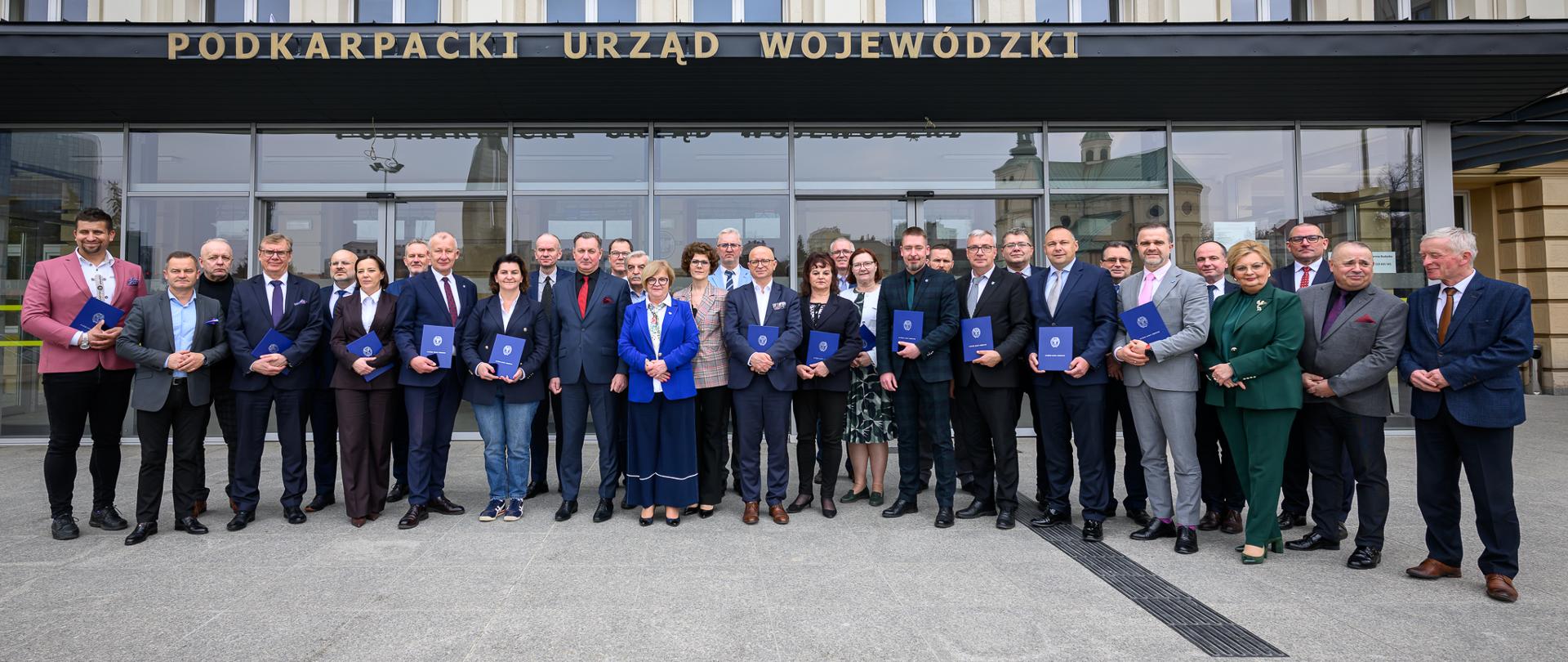 Zdjęcie przedstawia uczestników Wyższego Kursu Obronnego w Podkarpackim Urzędzie Wojewódzkim w Rzeszowie