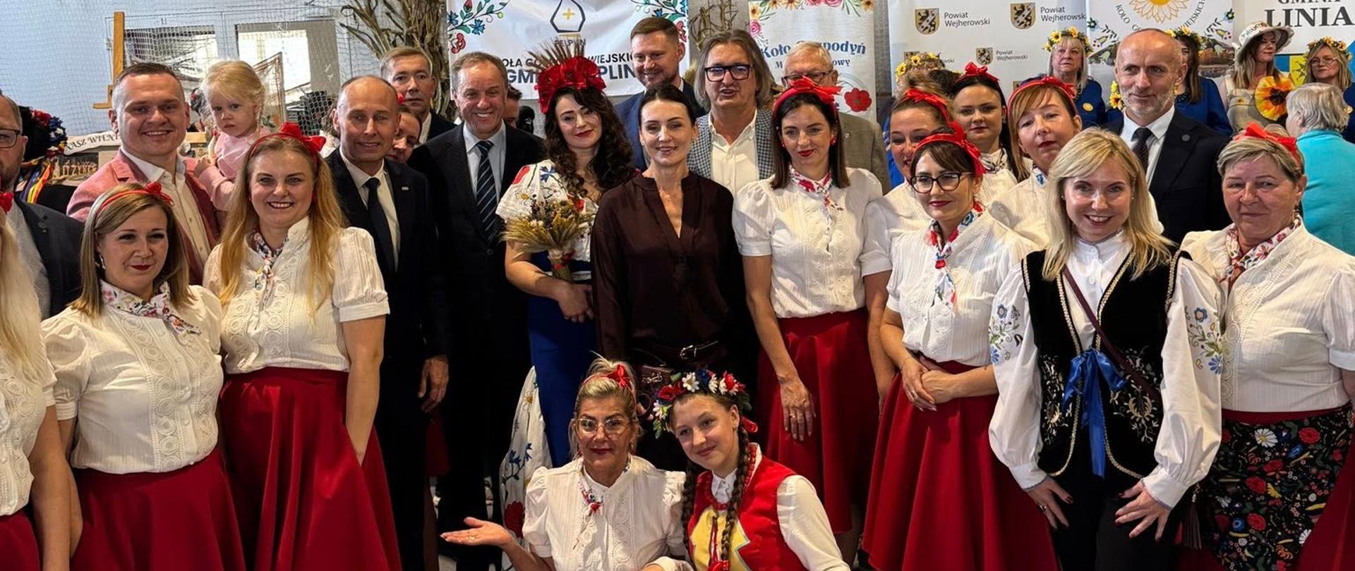 grupa osób w strojach ludowych pozuje do zdjęcia podczas turnieju Kół Gospodyń Wiejskich