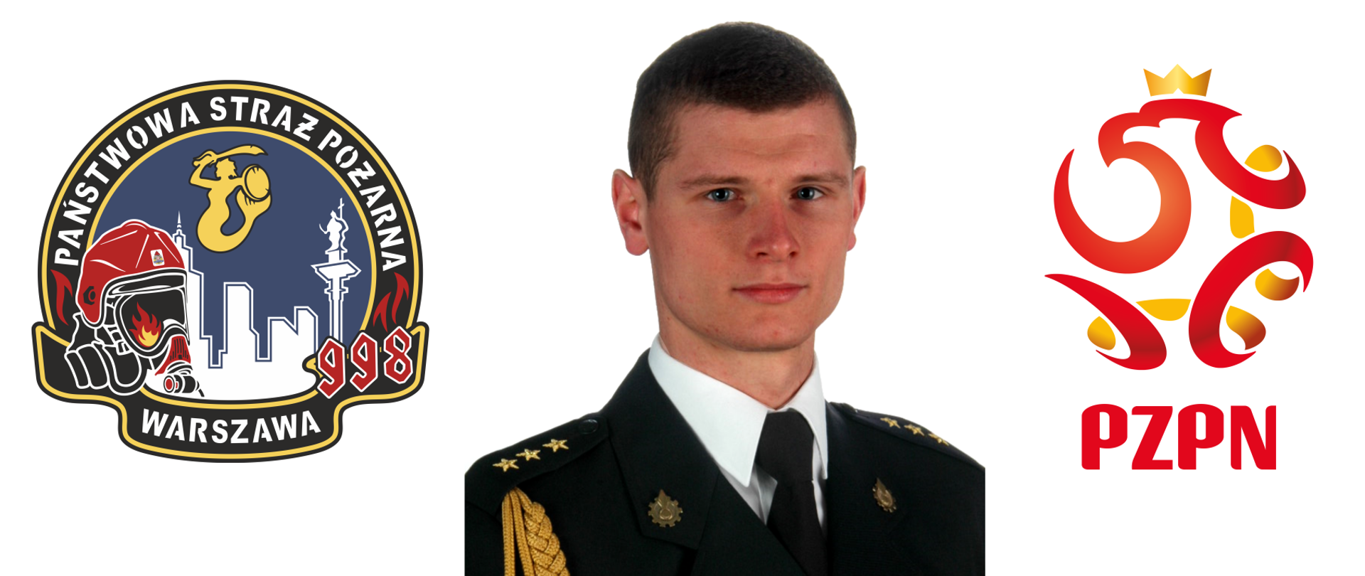 Po środku zdjęcie kapitana Michała Klaus w mundurze wyjściowym ze sznurem. Z lewej strony logo KM PSP m.st. Warszawy. Z prawej strony logo PZPN.