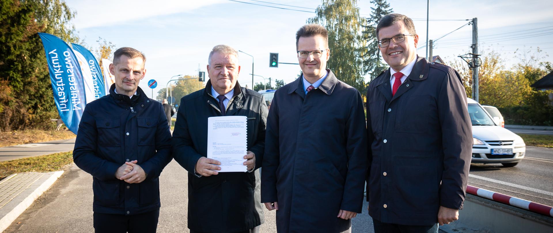Konferencja prasowa z udziałem wiceministra infrastruktury Andrzeja Bittela dotycząca uzyskania decyzji o zezwoleniu na realizację inwestycji drogowej (ZRID) na rozbudowę DK61 pomiędzy Legionowem a rondem w Zegrzu.
