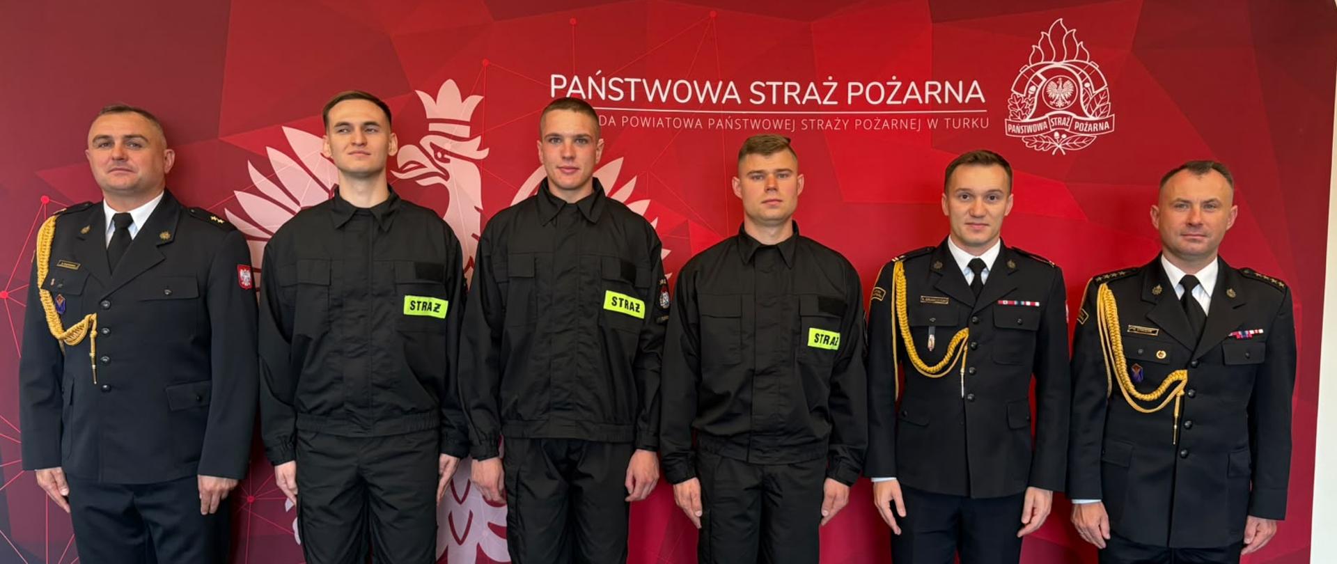 Strażacy na czerwonym tle