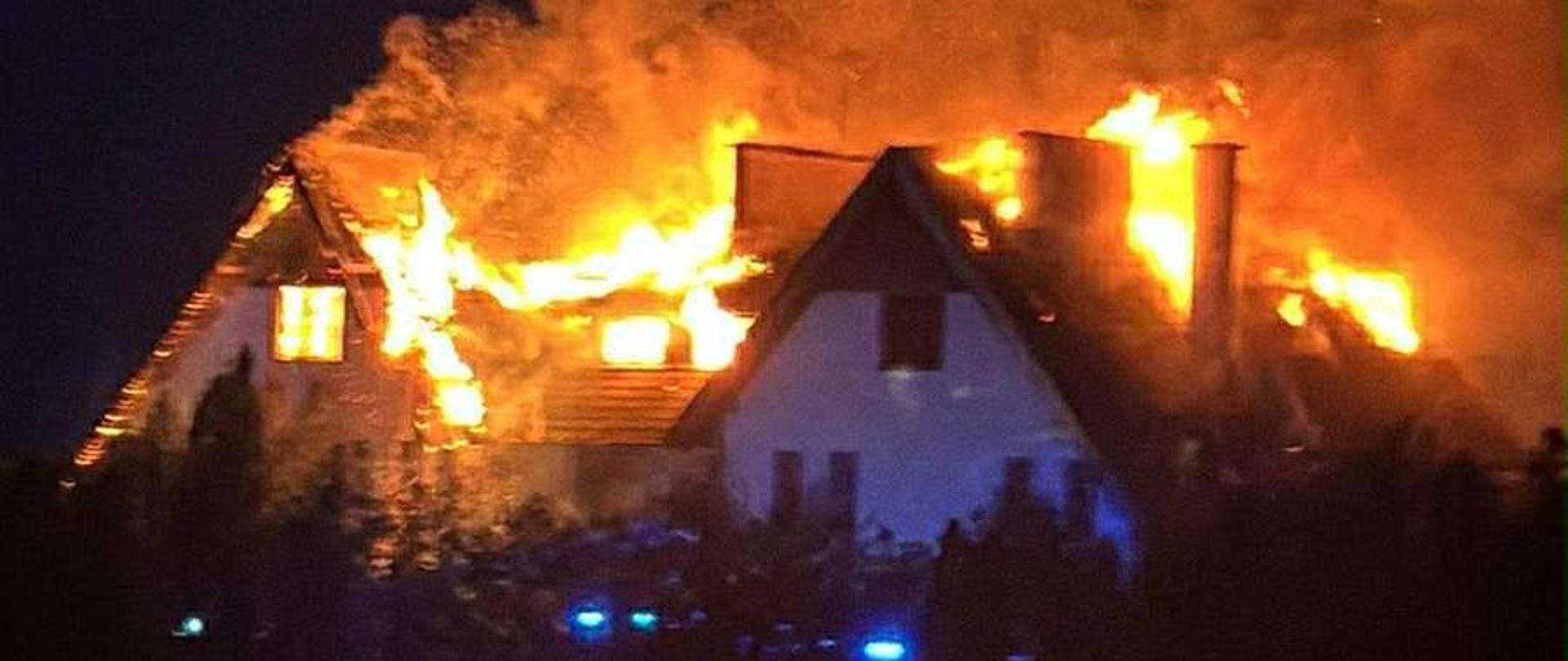 Paląca się konstrukcja dachu budynku mieszkalnego