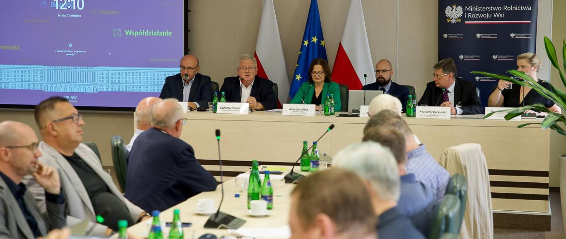 Minister Czesław Siekierski podczas wypowiedzi (fot. MRiRW)