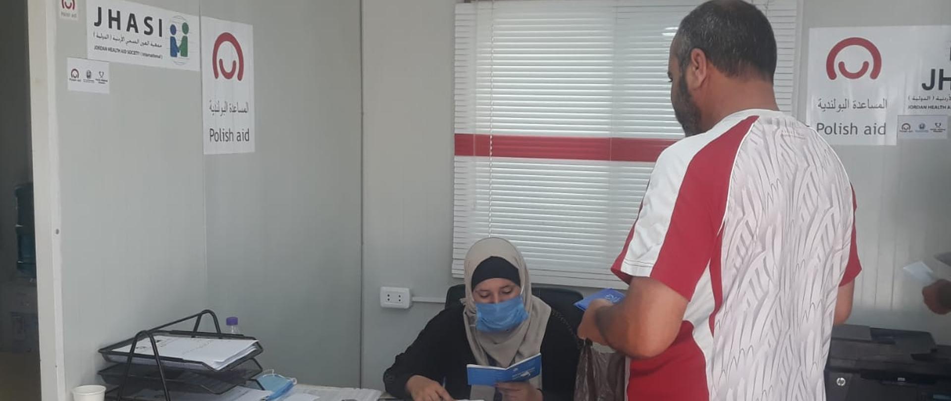 trwa wydawania paczek ze środkami higienicznymi 