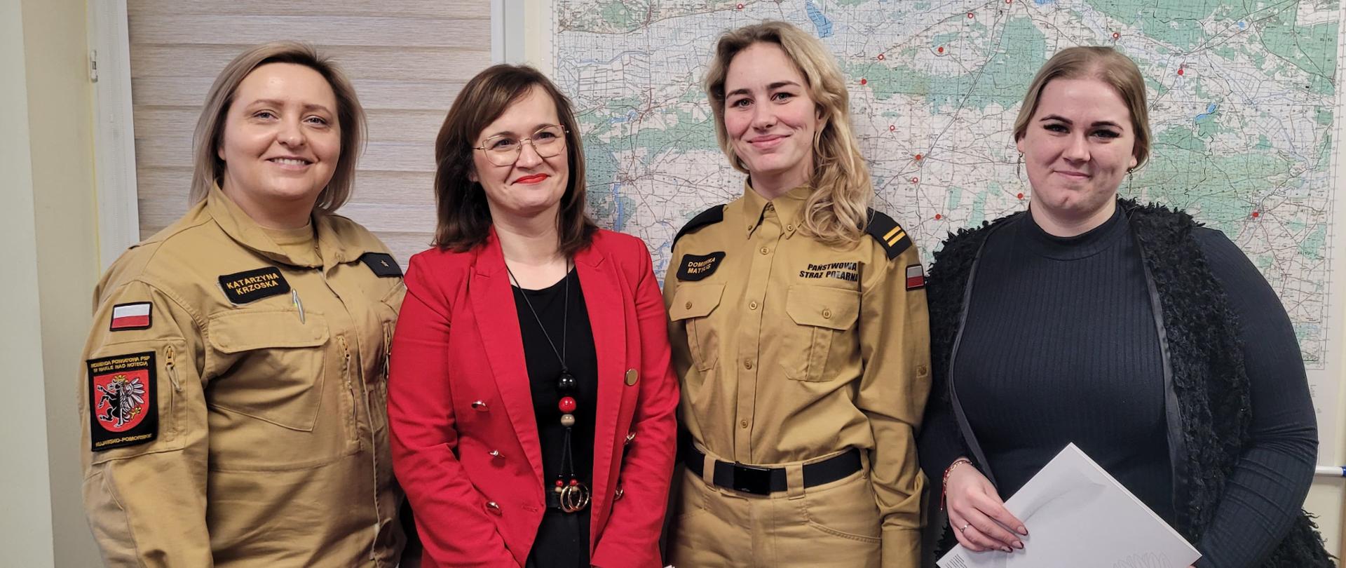 Na zdjęciu funkcjonariuszki oraz pracownicy KSC