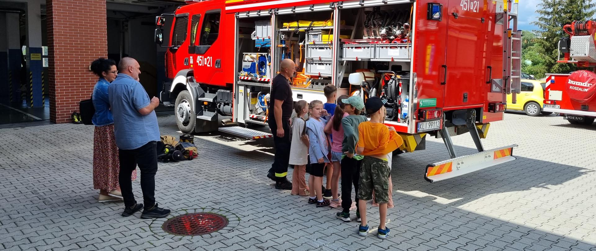 Dzieci na tle auta pożarniczego