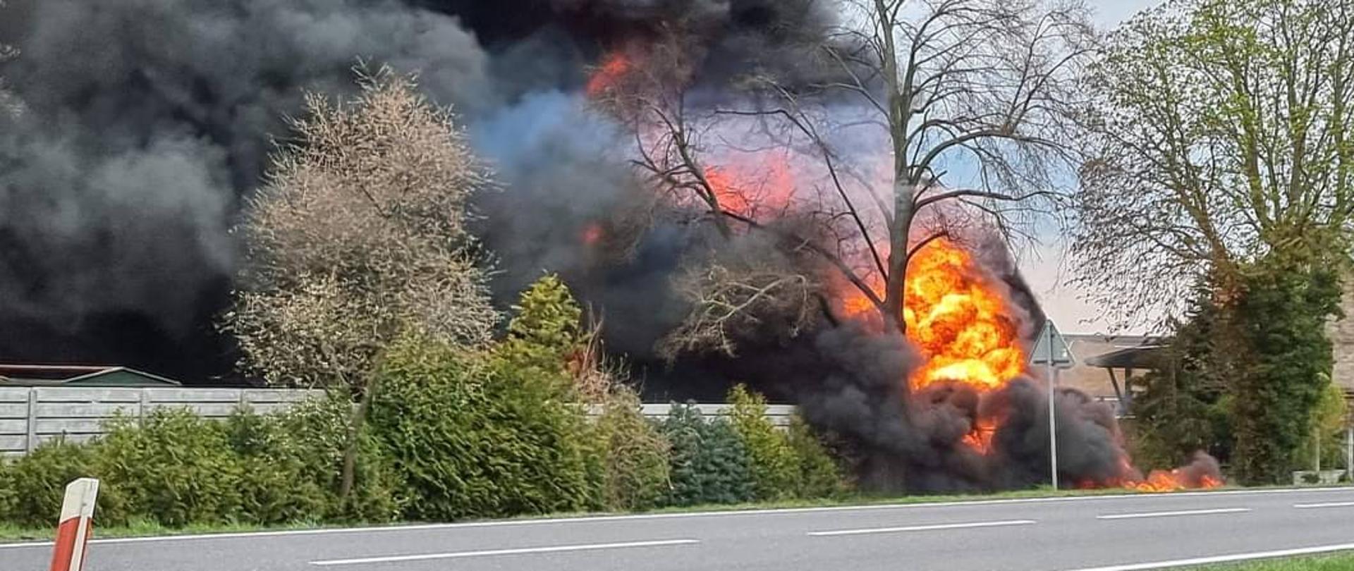 Zdjęcie przedstawia pożar budynku gospodarczego w miejscowości Suchlica.