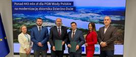 28 lipca 2026 r. w Warszawie Wody Polskie podpisały z Narodowym Funduszem Ochrony Środowiska i Gospodarki Wodnej umowę o dofinansowanie projektu pn. „Przebudowa i modernizacja skarp i urządzeń zbiornika wodnego Dzierżno Duże, stanowiącego ochronę przeciwpowodziową doliny Kłodnicy”. Umowę podpisali Mateusz Balcerowicz, prezes Wód Polskich oraz Robert Gajda, zastępca prezesa zarządu NFOŚiGW.