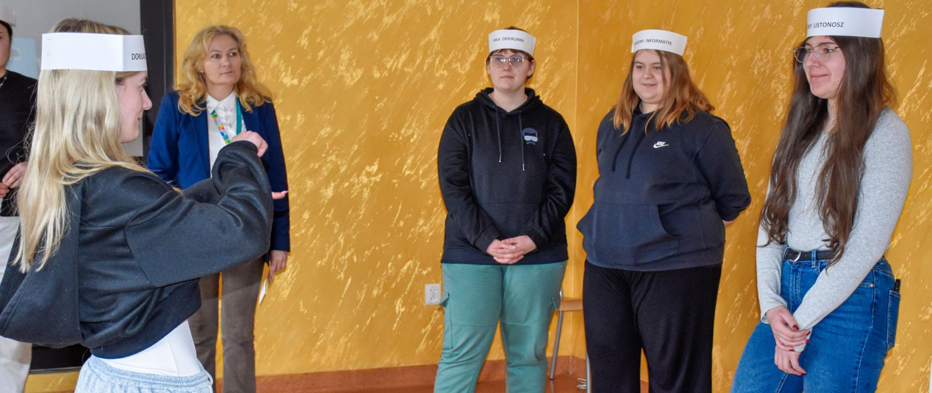 Uczennice grające w gę sytuacyjną stoją w okręgu