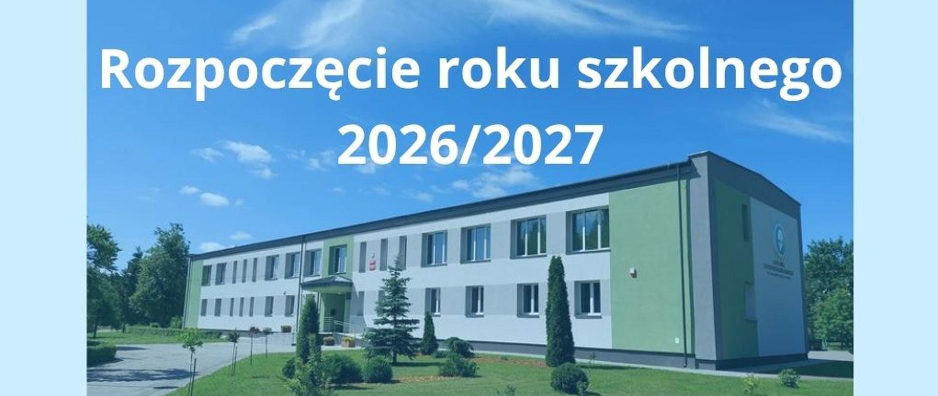 Widok na budynek szkoły. Na jej tle napis: "Rozpoczęcie roku szkolnego 2026/2027".