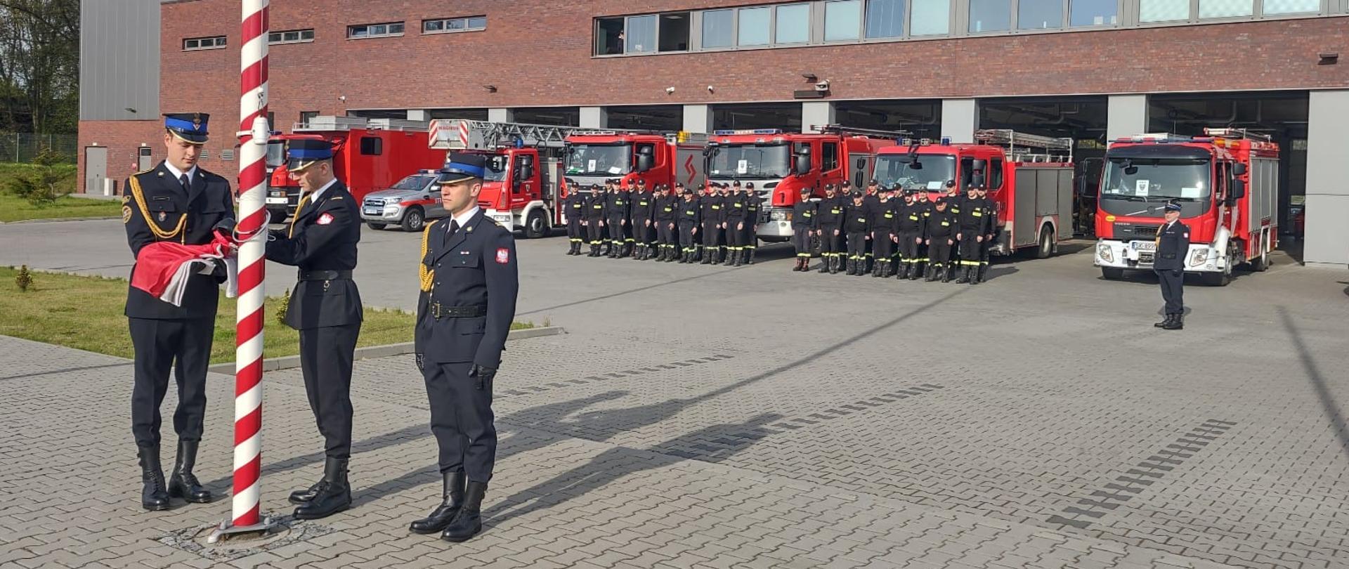 Dzień Flagi Rzeczypospolitej Polskiej w Komendzie Miejskiej Państwowej Straży Pożarnej w Bytomiu.