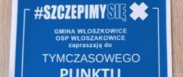 Białe i czerwone napisy na plakacie z niebieskim tłem.