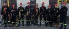 Wspólne zdjęcie grupowe uczestników szkolenia. Strażacy PSP stoją w łuku na tle wspinalni z JRG nr 3 w Niemodlinie.