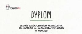 Dyplom za udział w ogólnopolskiej akcji społeczno-edukacyjnej „BohaterON w Twojej Szkole 2025” to biały, prostokątny dokument z oficjalnymi tekstami i grafikami.
Główne elementy wizualne:
Nagłówek i tekst: W górnej części znajduje się duży, czarny napis „DYPLOM”, a poniżej tekst w języku polskim, informujący o przyznaniu dyplomu Zespołowi Szkół Centrum Kształcenia Rolniczego im. Kazimierza Wielkiego w Kowalu za udział w akcji upamiętniającej 81. rocznicę wybuchu Powstania Warszawskiego. Podziękowania dotyczą działań edukacyjnych przybliżających losy kobiet-bohaterek powstania.
Grafika centralna: W dolnej, lewej części dyplomu umieszczono czarno-białe zdjęcie młodej kobiety w kapeluszu, siedzącej przy otwartej książce, z dużymi słonecznikami w tle. Obok niej znajduje się symbol Polski Walczącej. Ta grafika nawiązuje do tegorocznej edycji akcji poświęconej uczestniczkom powstania.
Podpisy i organizatorzy: Po prawej stronie widnieje podpis Agnieszki Lesiuk-Krajewskiej, Przewodniczącej Komitetu Organizacyjnego kampanii. Na samym dole wymieniono organizatorów (Fundacja Pokolenia Kolumbów, Fundacja Sensoria) oraz honorowych patronów: Ministra Edukacji i Rzecznika Praw Dziecka.