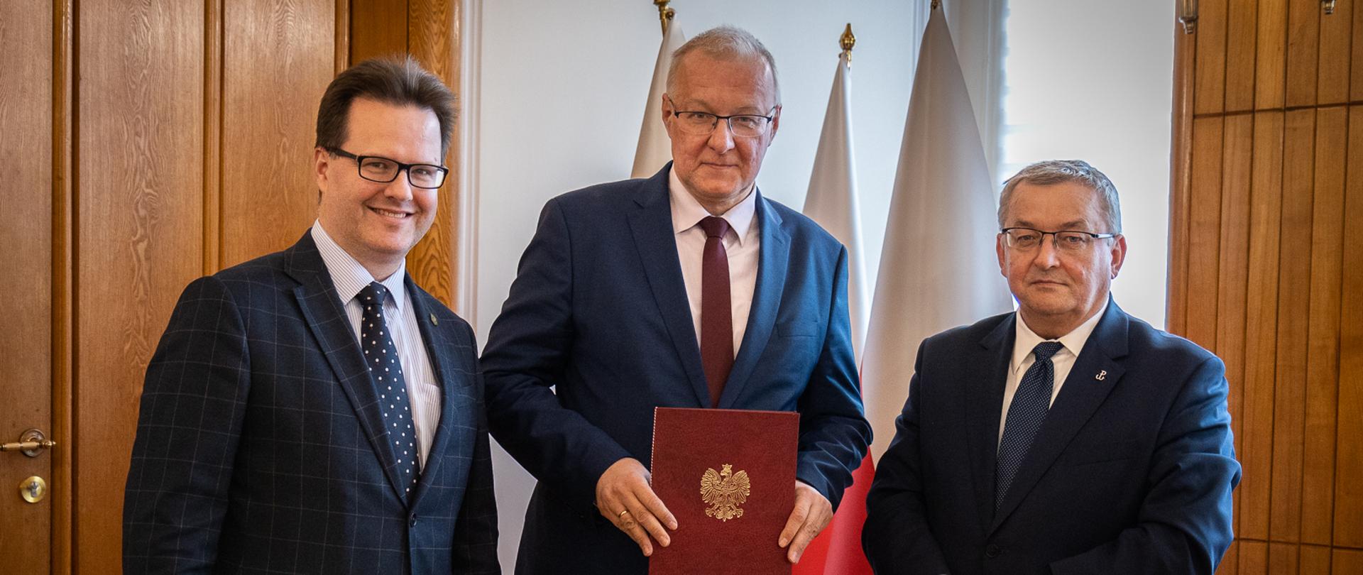 Nowy dyrektor Instytutu Kolejnictwa Andrzej Massel w towarzystwie ministra infrastruktury Andrzeja Adamczyka i wiceministra infrastruktury Andrzeja Bittela