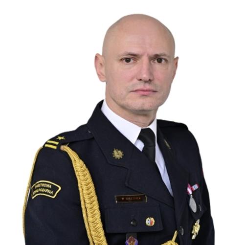 en face w mundurze wyjściowym ze sznurem