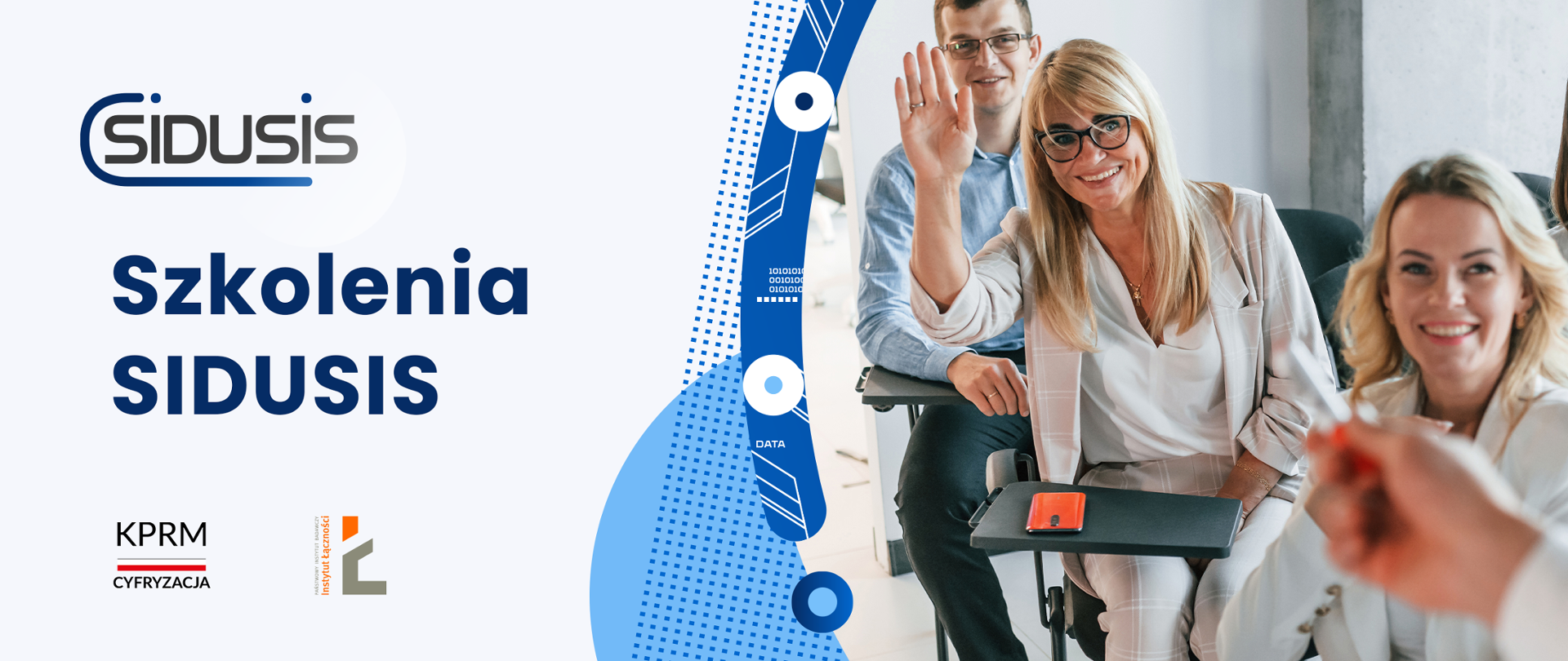 Ilustracja zawiera zdjęcie kilku osób siedzących w sali konferencyjnej lub szkoleniowej. Obok umieszczono loga systemu SIDUSIS, KPRM i Instytutu Łączności oraz napis: Szkolenia SIDUSIS.