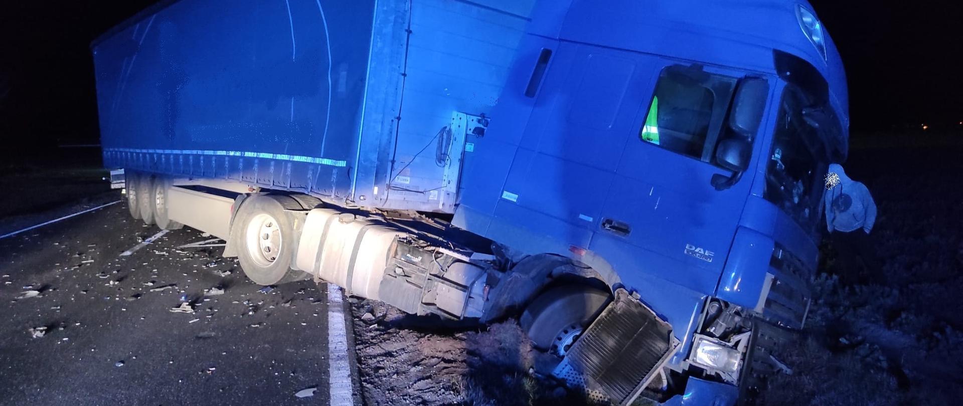 Uszkodzony samochód ciężarowy, który brał udział w zdarzeniu