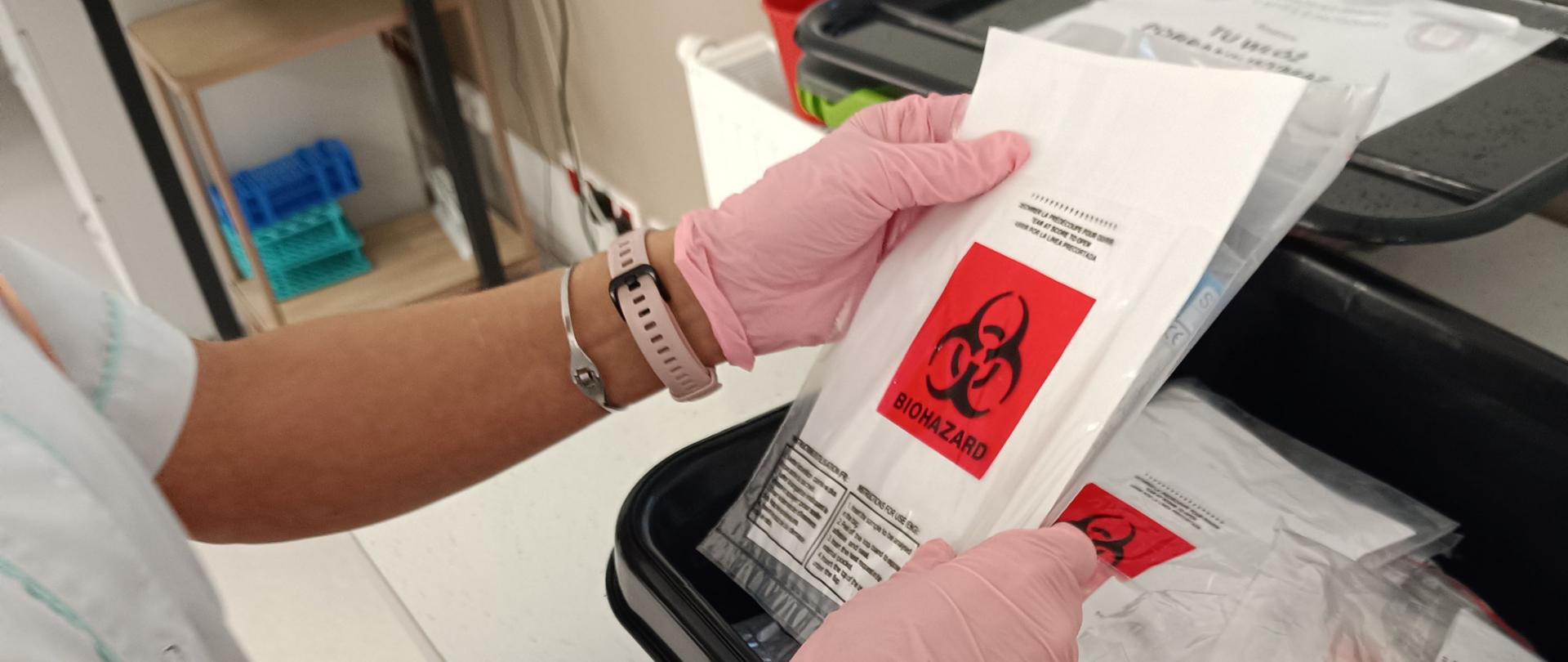 Osoba trzymająca pakiet z badaniem przeciwowsikowym