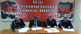 Zdjęcie przedstawia podpisanie aneksu do porozumienia dotyczącego włączenia Ochotniczej Straży Pożarnej do Krajowego Systemu Ratowniczo-Gaśniczego