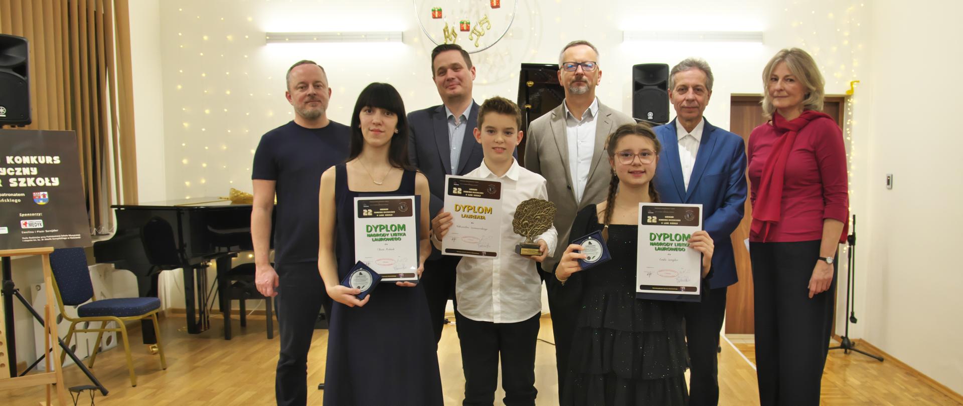 zdjęcie laureatów 22. Szkolnego Konkursu Muzycznego o Laur Szkoły 2025 z członkami Jury i organizatorką imprezy