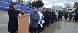 Uroczystość wmurowania aktu erekcyjnego pod budowę remizy dla OSP Stare Bielice. Przemówienie komendanta miejskiego PSP w Koszalinie.