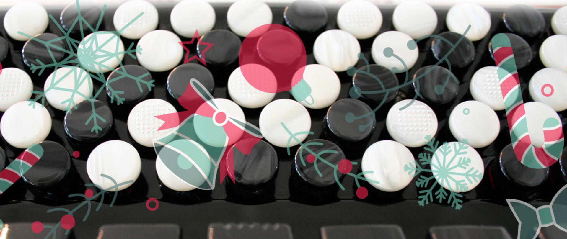 Kolaż. Na drugim planie fotografia fragmentu akordeonu. N pierwszym planie pół-przezroczyste elementy wystroju bożonarodzeniowego: bombki, gwiazdki, gałązki itp.