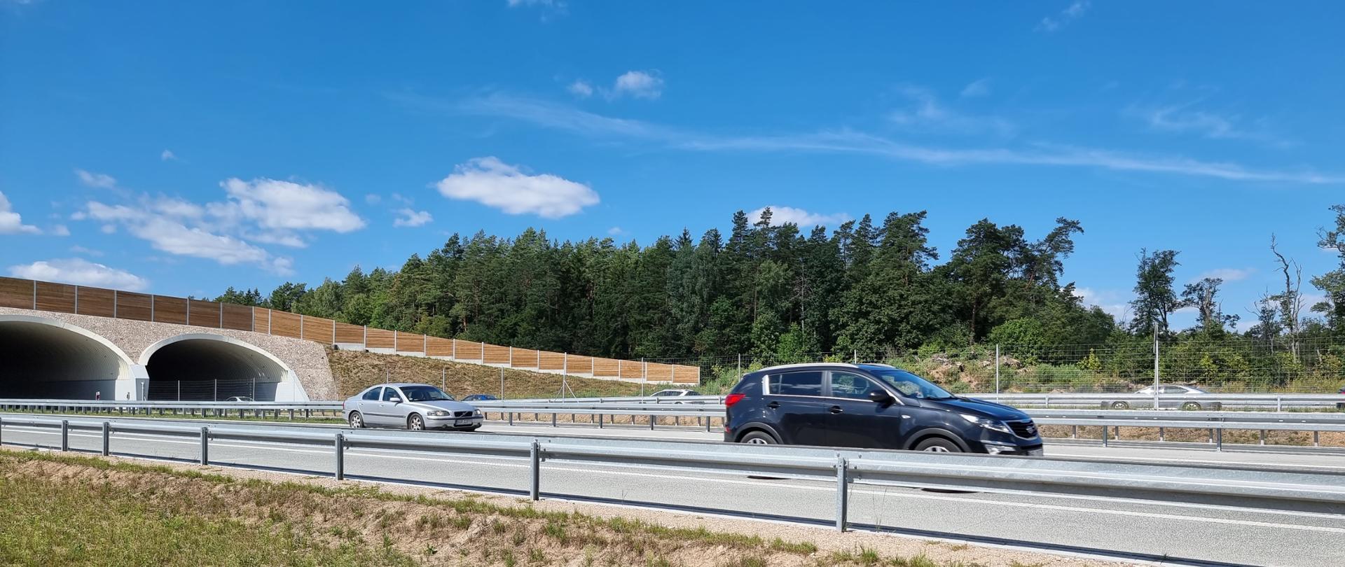 Droga ekspresowa S61 Ełk Południe - Kalinowo. Samochody osobowe jadące na tle górnego przejścia dla zwierząt.