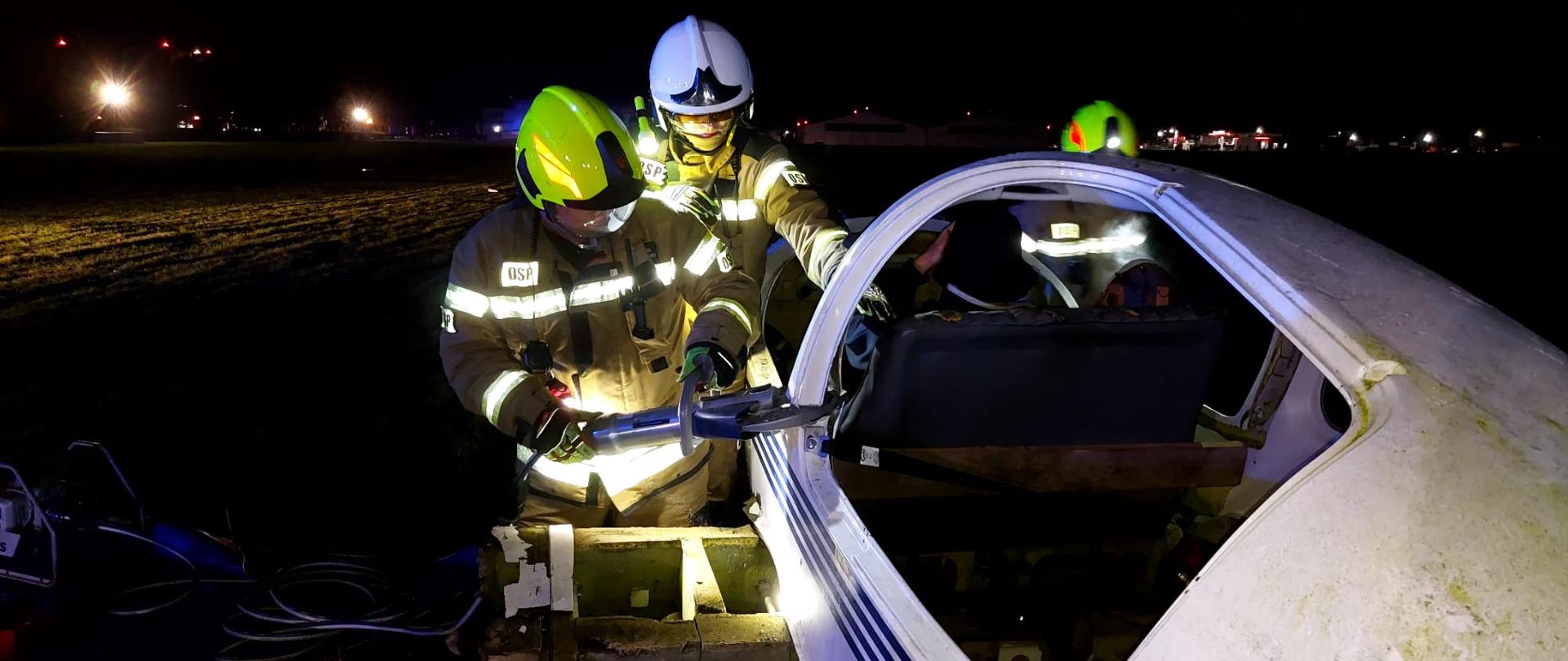 Strażacy przygotowują dostę do osoby poszkodowanej w szybowcu.