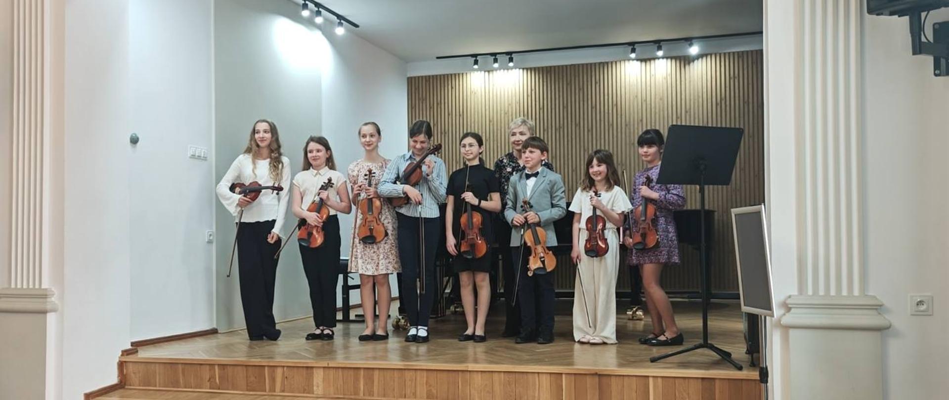 Popis uczniów klasy skrzypiec uczniów p. Karoliny Lizurej i p. Krystyny Ślęzak, który odbył się 11 maja w auli Państwowa Szkoła Muzyczna I stopnia w Kłodzku, był okazją do zaprezentowania umiejętności młodych muzyków oraz efektów ich pracy i pasji do muzyki. W galerii znajduje się 10 zdjęć ukazujących występy uczniów oraz atmosferę wydarzenia.
